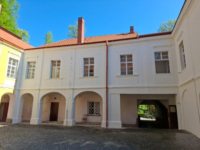 Puklice u Jihlavy, zámek – obnovená nádvorní fasáda v roce 2025 | © Lukáš Pečenka
