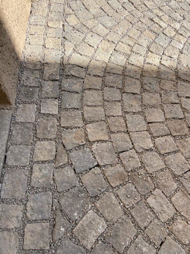 Puklice u Jihlavy, zámek – detail dlažby nádvoří nad železobetonovou odizolovanou deskou | © Lukáš Pečenka