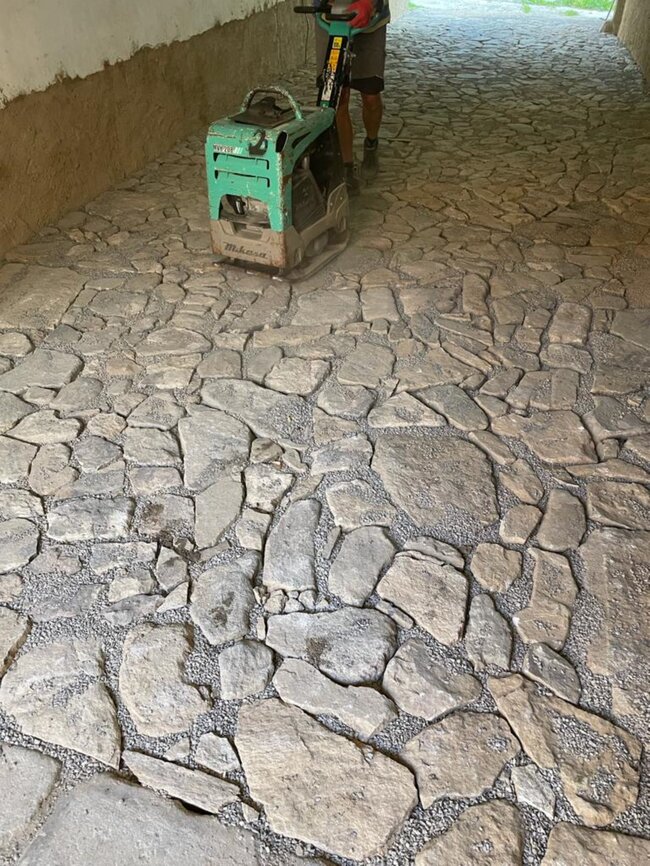Puklice u Jihlavy, zámek – pokládka kamenné dlažby v sanovaném průjezdu | © Lukáš Pečenka
