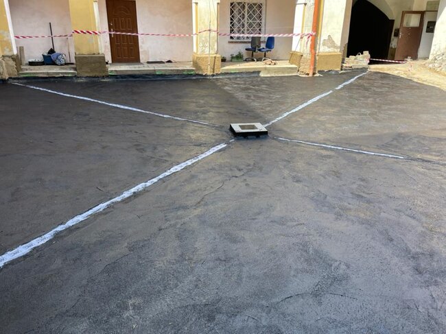 Puklice u Jihlavy, zámek – sanace nádvoří v roce 2021 s realizovanou železobetonovou deskou s hydroizolací, která zamezila vyplavování suterénu | © Lukáš Pečenka