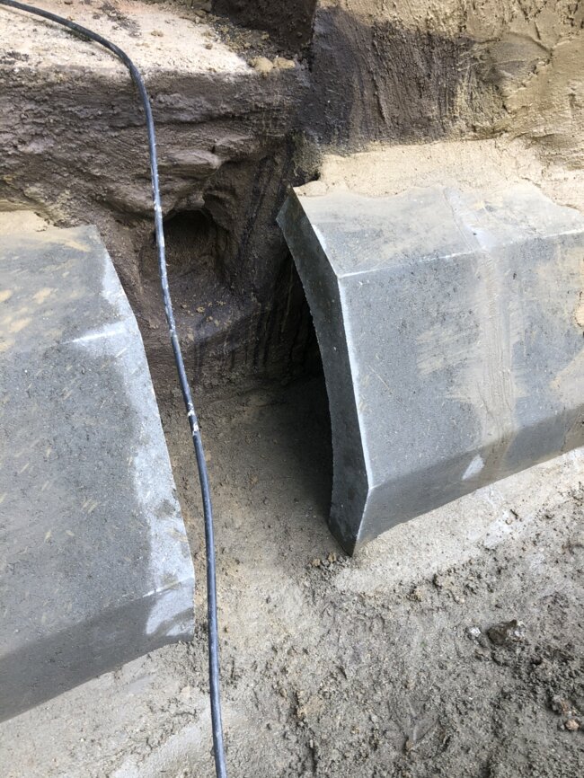 Puklice u Jihlavy, zámek – detail užití tradiční technologie větracích kanálů pro přirozenou cirkulaci vzduchu díky komínovému efektu | © Lukáš Pečenka