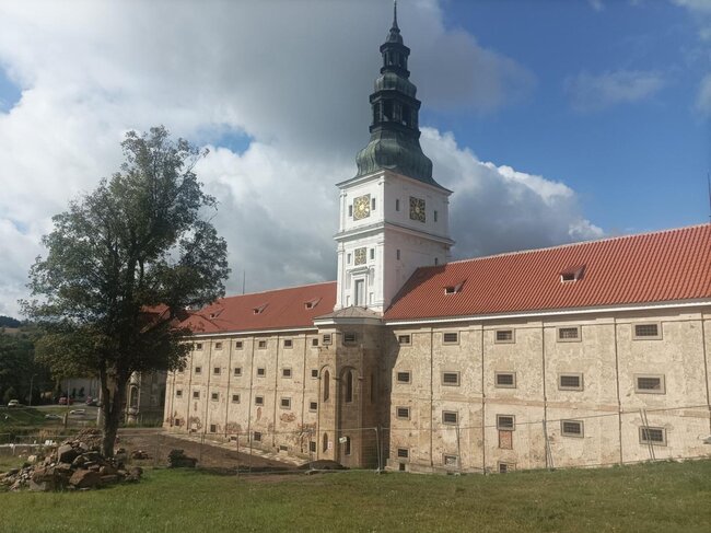 Historické stavby - STŘECHY VRŇATA & ŽÁČIK - Klášter Plasy - sýpka, II. etapa | © STŘECHY VRŇATA & ŽÁČIK