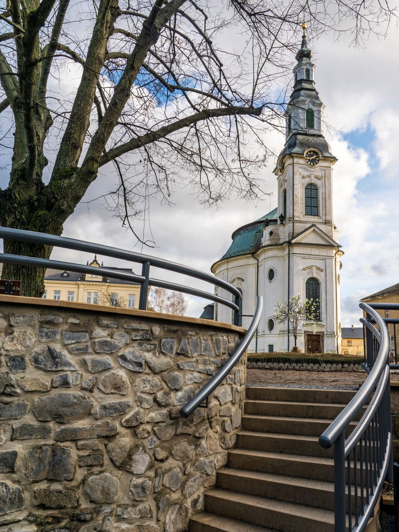 Kostel Nanebevzetí Panny Marie je výraznou dominantou historického centra města. | © Město Nový Bor