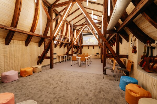 Třeboň, gymnázium – budování přednáškového sálu v podkroví školní budovy trvalo čtyři měsíce. Otevřen byl v listopadu 2025. | © Václav Liška
