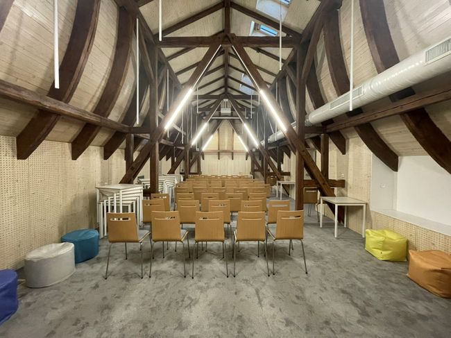 Třeboň, gymnázium – podkrovní přednáškový sál byl budován od června do října 2025. | © Anna Koktavá