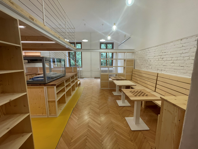 Třeboň, gymnázium – pro volnočasové aktivity studentů vzniklo v roce 2024 ve škole také bistro s odpočinkovými a hernímu zónami, ale také v roce 2019 venkovní altánová učebna. | © Anna Koktavá