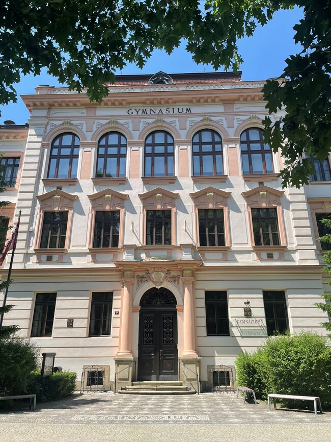 Třeboň, gymnázium – vstupní rizalit ve svém interiéru ukrývá schodiště s pamětními deskami, moderní knihovnu v 1. patře, historickou aulu v 2. patře a podkrovní přednáškový sál | © Anna Koktavá