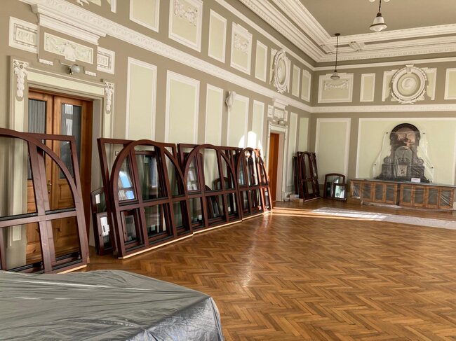 Třeboň, gymnázium – v roce 2024 došlo k výměně rozměrných oken historické auly, v níž byla v roce 2023 instalována skleněná kopie původního gymnaziálního oltáře. | © Anna Koktavá