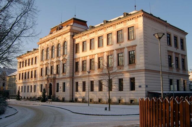 Třeboň, gymnázium – škola je důkazem, že i s úctou k historickému významu a vzezření objektu je možné vybrané interiéry moderně adaptovat. | © Anna Koktavá