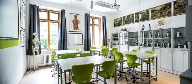 Třeboň, gymnázium – úprav se dočkaly i četné učebny v jiných částech objektu, jako je tomu např. v přízemních laboratořích biologie a fyziky. | © Archiv školy