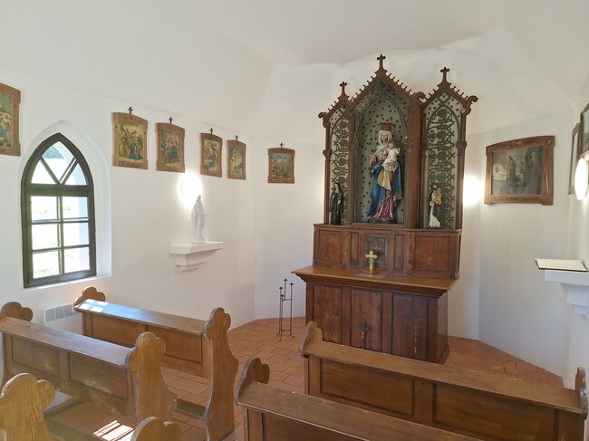 Kaple byla vybavena i mobiliářem, který se do ní po rekonstrukci vrátil, ale i jej čeká postupná renovace. | © Pavel Hrysz