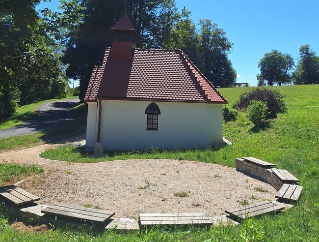 U kaple vznikl nový veřejný prostor pro odpočinek a rozjímání. | © Pavel Hrysz