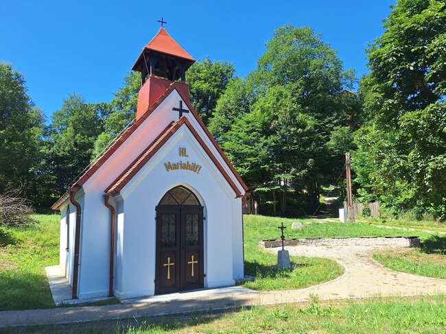 Čelní pohled na kapli v novém hávu a upravené okolí | © Pavel Hrysz