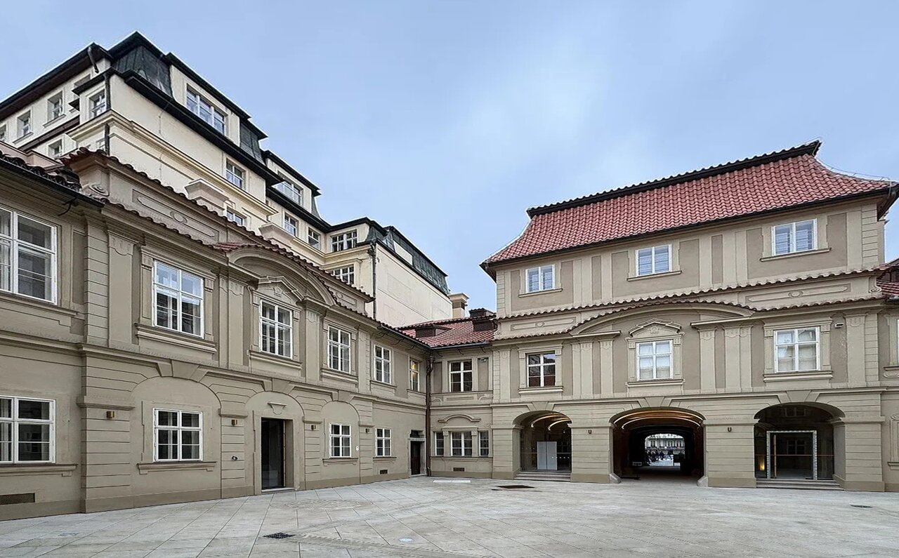 Praha, Piccolominiovský palác (Sylva-Taroucca, Savarin) – celkový pohled na obnovenou fasádu | © Kamil Petráň, KEIMFARBEN, s. r. o.