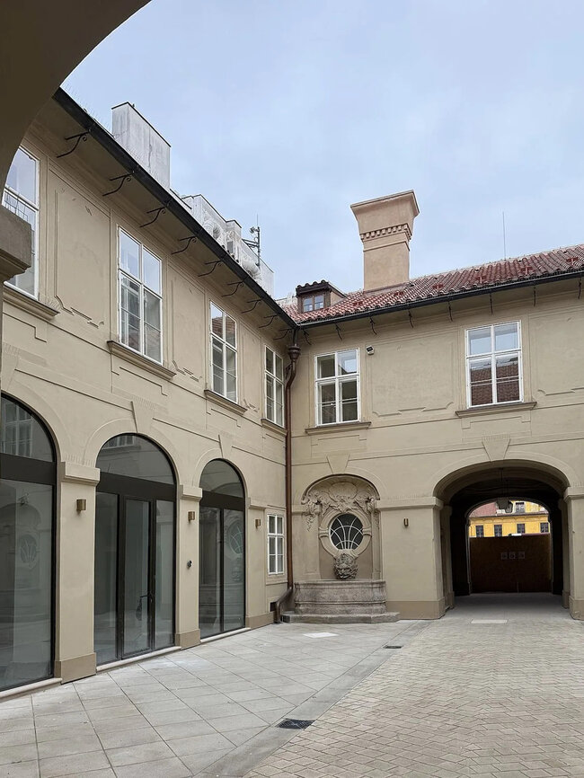 Praha, Piccolominiovský palác (Sylva-Taroucca, Savarin) – detail s kašnou | © Kamil Petráň, KEIMFARBEN, s. r. o.