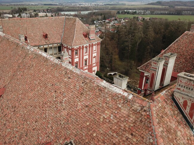 Opočno, státní zámek – dronem nasnímané střechy zámeckého paláce dokládají potřebu brzké rekonstrukce. | © Tomáš Kořínek