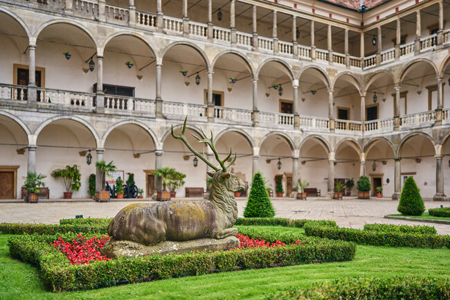 Opočno, státní zámek – palác je proslulý svým arkádovým nádvořím s výhledem na Orlické hory. | © Tomáš Kořínek