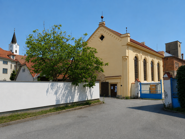 Pacov, bývalá židovská synagoga – skrytá v zástavbě mezi továrnou a rodinnými domy bývalých židovských občanů | © Vít Pávek