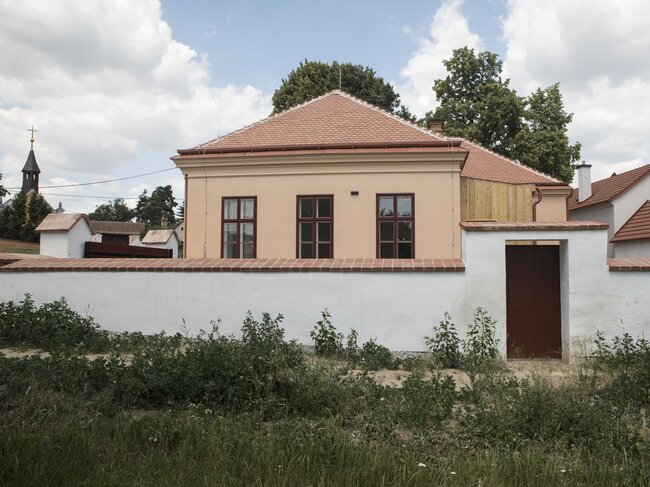 Šemíkovice, škola, ohradní zeď po obnově | © Národní památkový ústav, územní odborné pracoviště v Telči