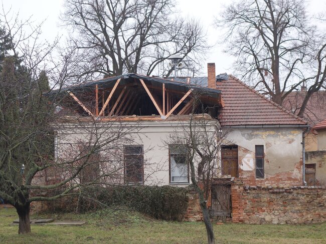 Průběh obnovy školy s provizorním zastřešením | © Národní památkový ústav, územní odborné pracoviště v Telči