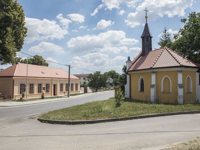 Opravená škola prozářila náves obce s kapličkou. | © Národní památkový ústav, územní odborné pracoviště v Telči