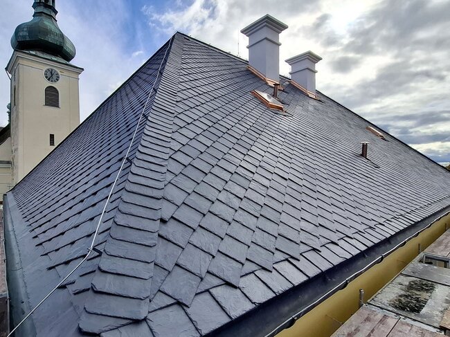 Pokrývači u obnovy střechy volili způsob tradičního moravského břidlicového krytí. | © Jan Žamboch