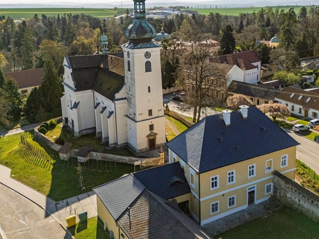 Pohled z dronu do dvora fary | © Jan Žamboch
