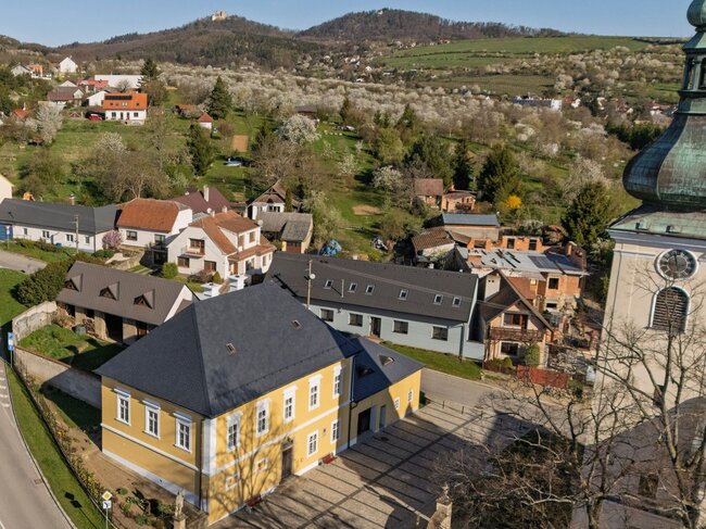 Faru najdeme v těsném sousedství buchlovického kostela sv. Martina ze 17. století. | © Jan Žamboch