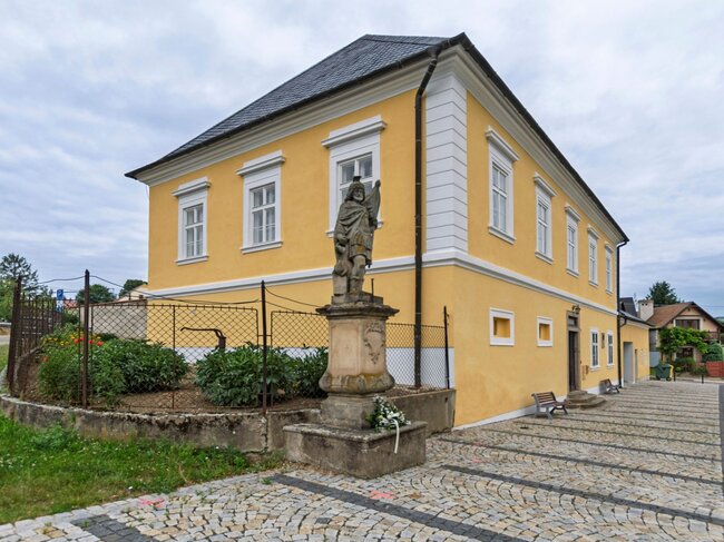 Před objektem fary se nachází socha sv. Floriána. | © Pavel Kotrla
