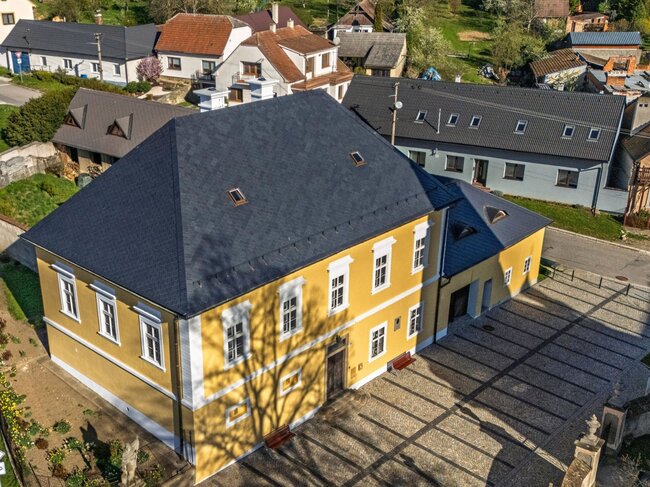 Iniciátorem stavby fary byl Hanuš Zikmund Petřvaldský. Projekt vytvořil neznámý, ale vzdělaný architekt. | © Jan Žamboch