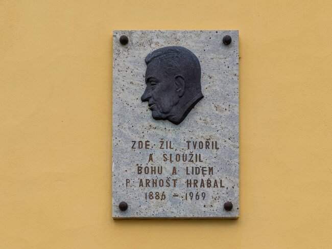 Pamětní deska významného místního kněze a grafika Arnošta Hrabala (1886–1969) | © Pavel Kotrla
