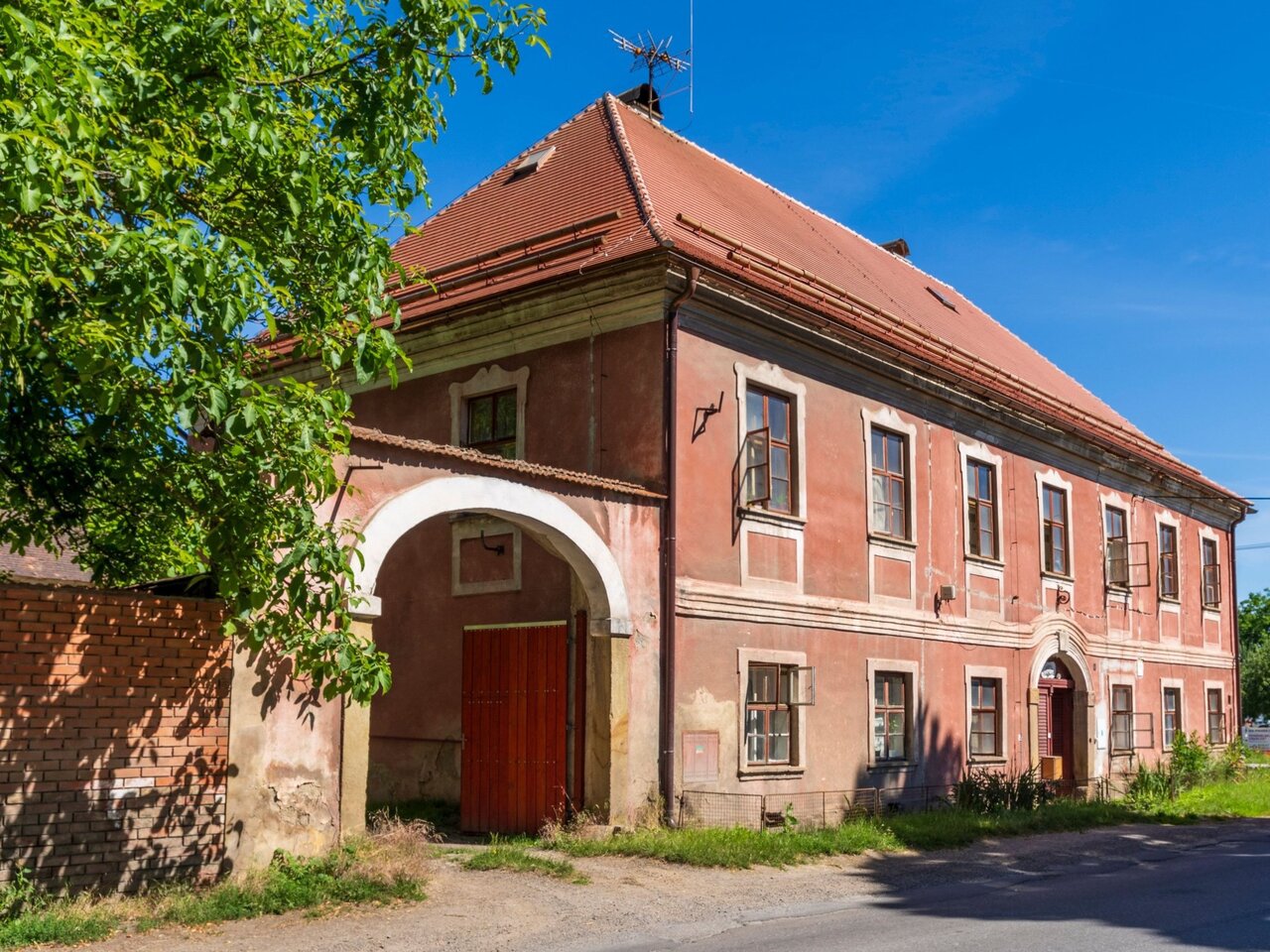 Fara je venkovskou sakrální stavbou vysoké úrovně a také jednou ze stavebních dominant obce. | © Pavel Kotrla