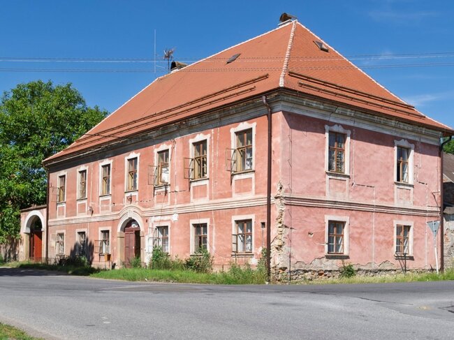 Fara po obnově střechy. Objekt se nachází v bezprostřední blízkosti kostela sv. Kateřiny Alexandrijské. | © Pavel Kotrla