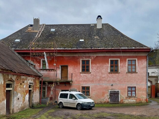 Pohled na původní střechu ze dvora fary | © Archiv společnosti H&B delta