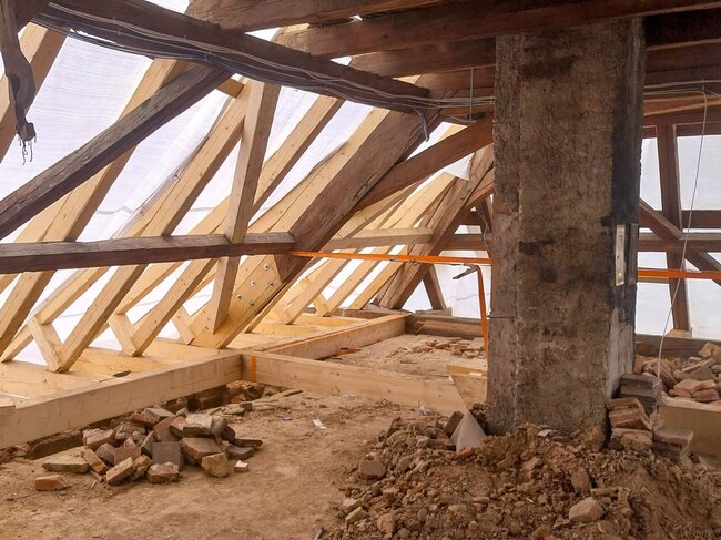 Kromě vyzdívek kleneb bylo nutno provést rozsáhlé tesařské výměny, a to nejen v konstrukci krovu, ale také v části stropů. | © Archiv společnosti H&B delta