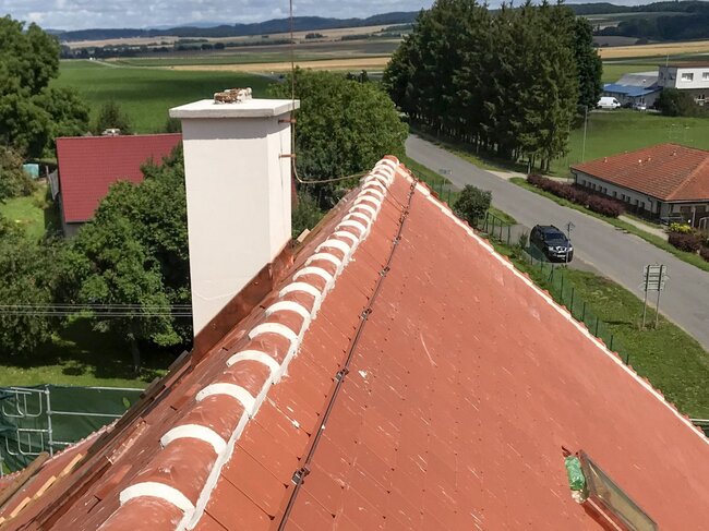 Detailní pohled na hřeben střechy | © Archiv společnosti H&B delta