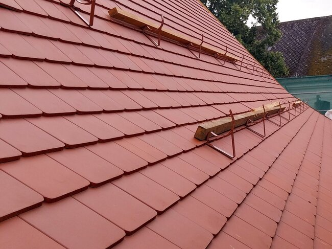 Detail bobrovek se sněhovými zábranami. Oba výrobky jsou od společnosti Wienerberger. | © Archiv společnosti H&B delta
