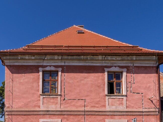 Pohled na boční fasádu a novou střechu | © Pavel Kotrla