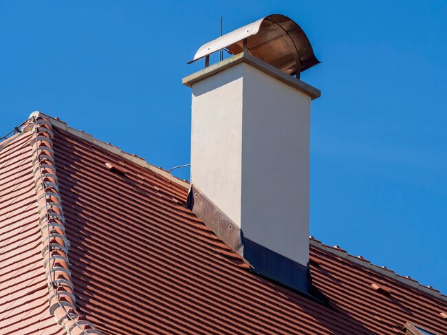 Detail na nároží a obnovený komín | © Pavel Kotrla