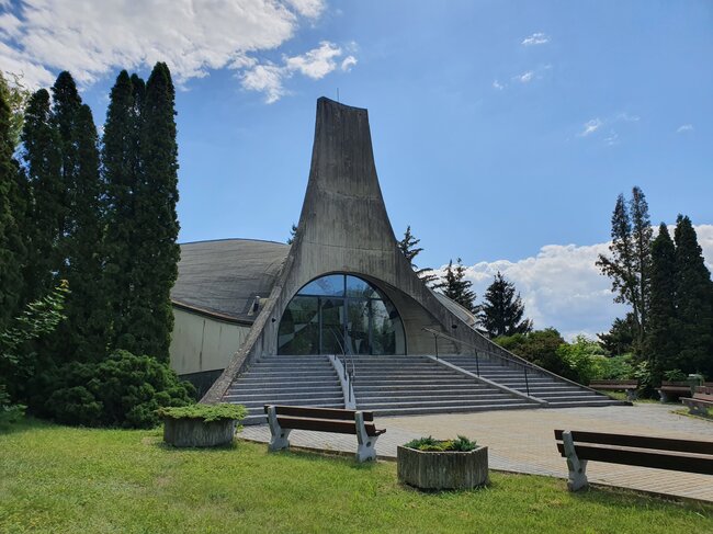 Betonový monumentálně působící objekt smuteční síně v Podbořanech (1979–1983) | © Renata Vrabelová