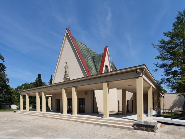 Smuteční síň v Kolíně (1957–1958) od Karla Polívky nezapře vliv sakrální architektury. | © Renata Vrabelová