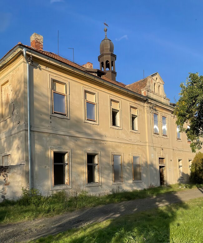 Zámecká budova se zajištěnými okny | © Archiv Kateřiny Jacobsen