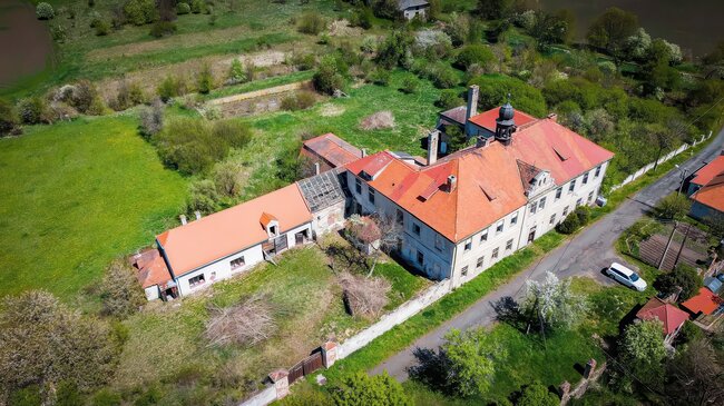 Přední trakt zámku z ptačí perspektivy | © Archiv Kateřiny Jacobsen