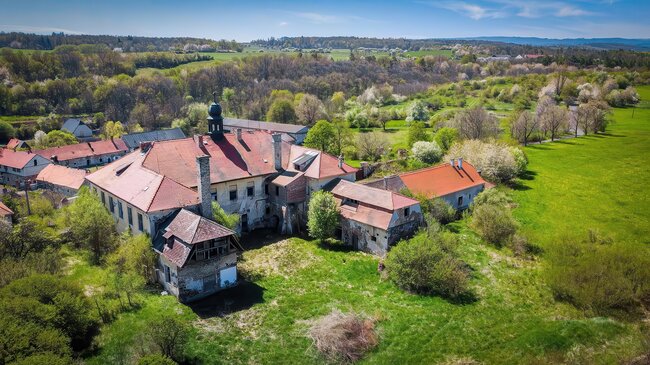 Zadní trakt zámku z ptačí perspektivy | © Archiv Kateřiny Jacobsen