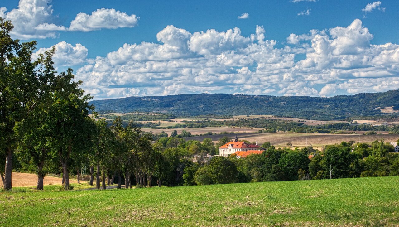 Celkový pohled v krajině na zámek Brody | © Roman Richtárech