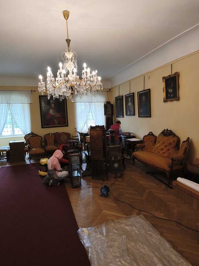 Dobrovolníci při údržbě zámeckého mobiliáře | © Národní památkový ústav, územní odborné pracoviště v Olomouci