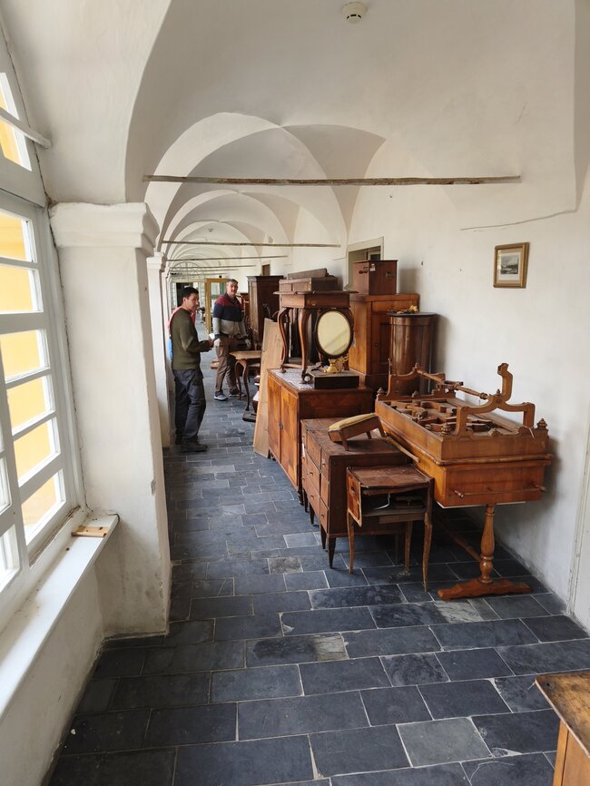 Dobrovolníci při stěhování zámeckého mobiliáře | © Národní památkový ústav, územní odborné pracoviště v Olomouci