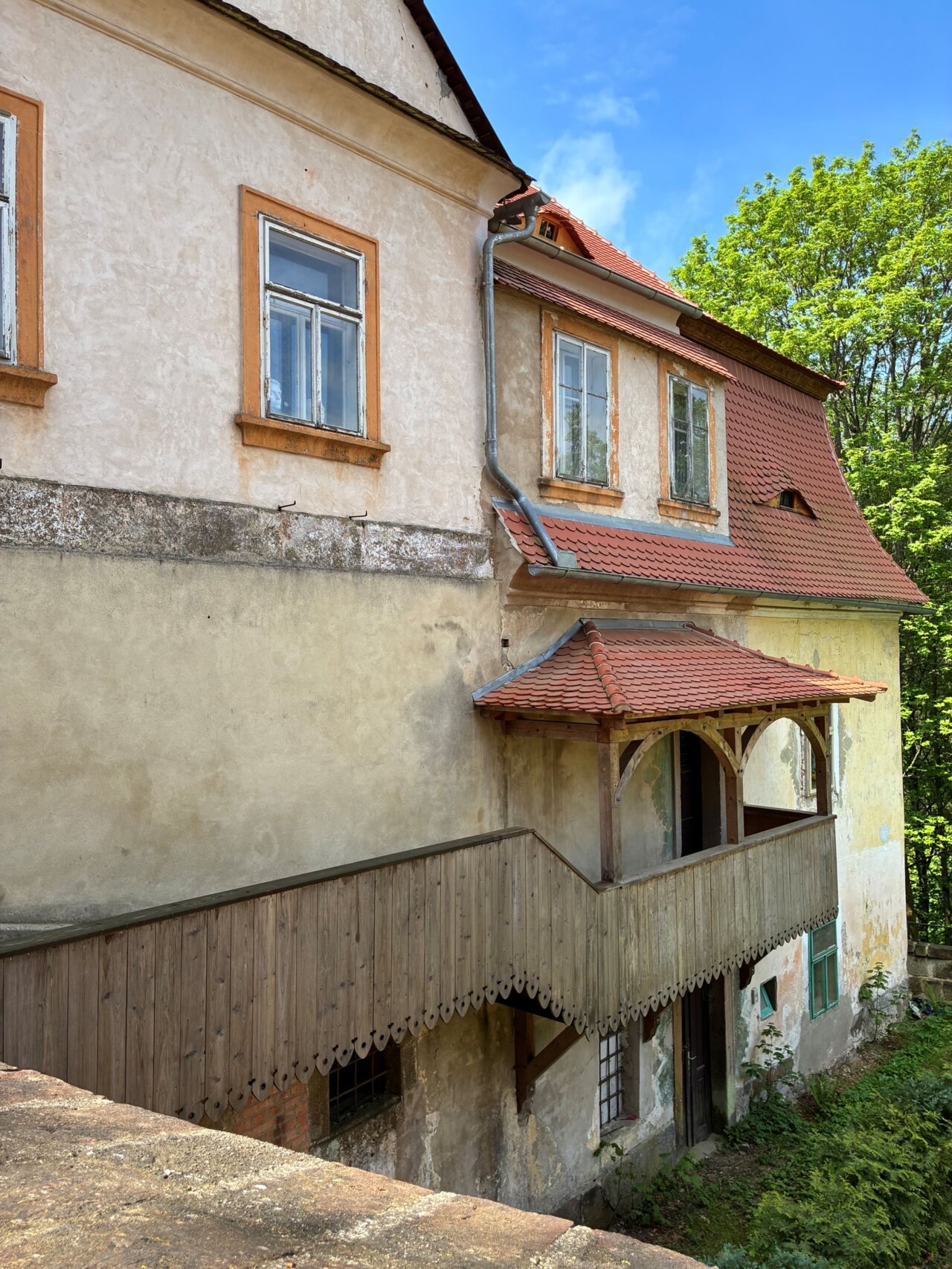 Část střechy je už na budově vyměněná. | © Město Jablonné v Podještědí