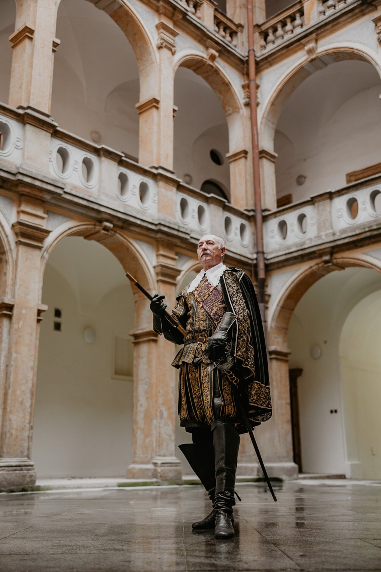 Postava Albrechta z Valdštejna na nádvoří Valdštejnského zámku je s městem neodmyslitelně spojena. | © Jakub Podobský