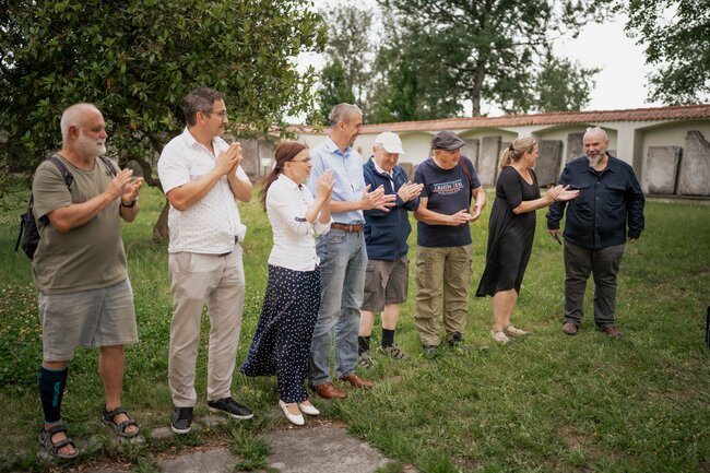 Členové Společnosti pro výzkum kamenných křížů – potlesk po slavnostním spuštění webu | © Společnost pro výzkum kamenných křížů